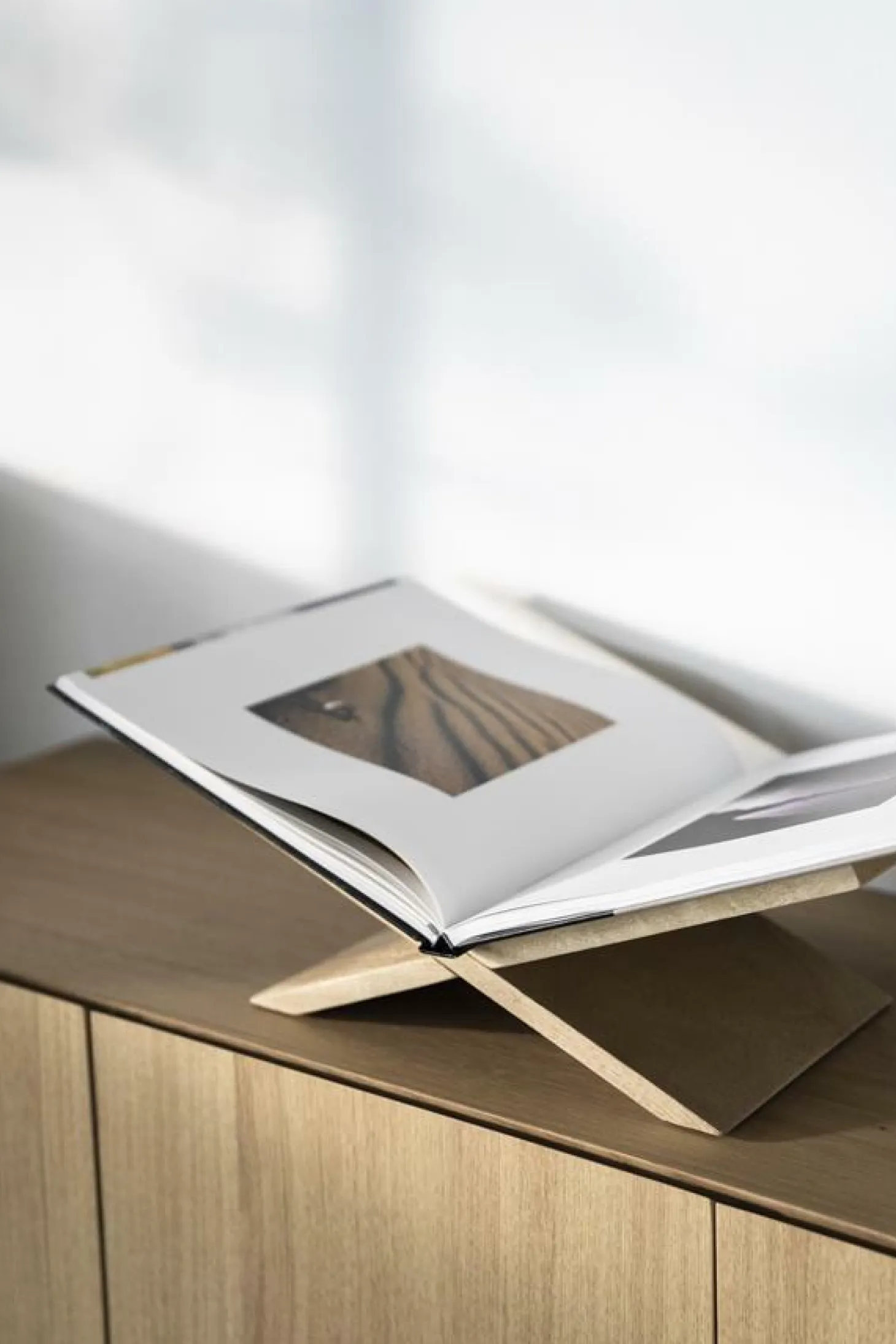 Boekenstandaard Tee Mangohout - Naturel - Loft24.nl