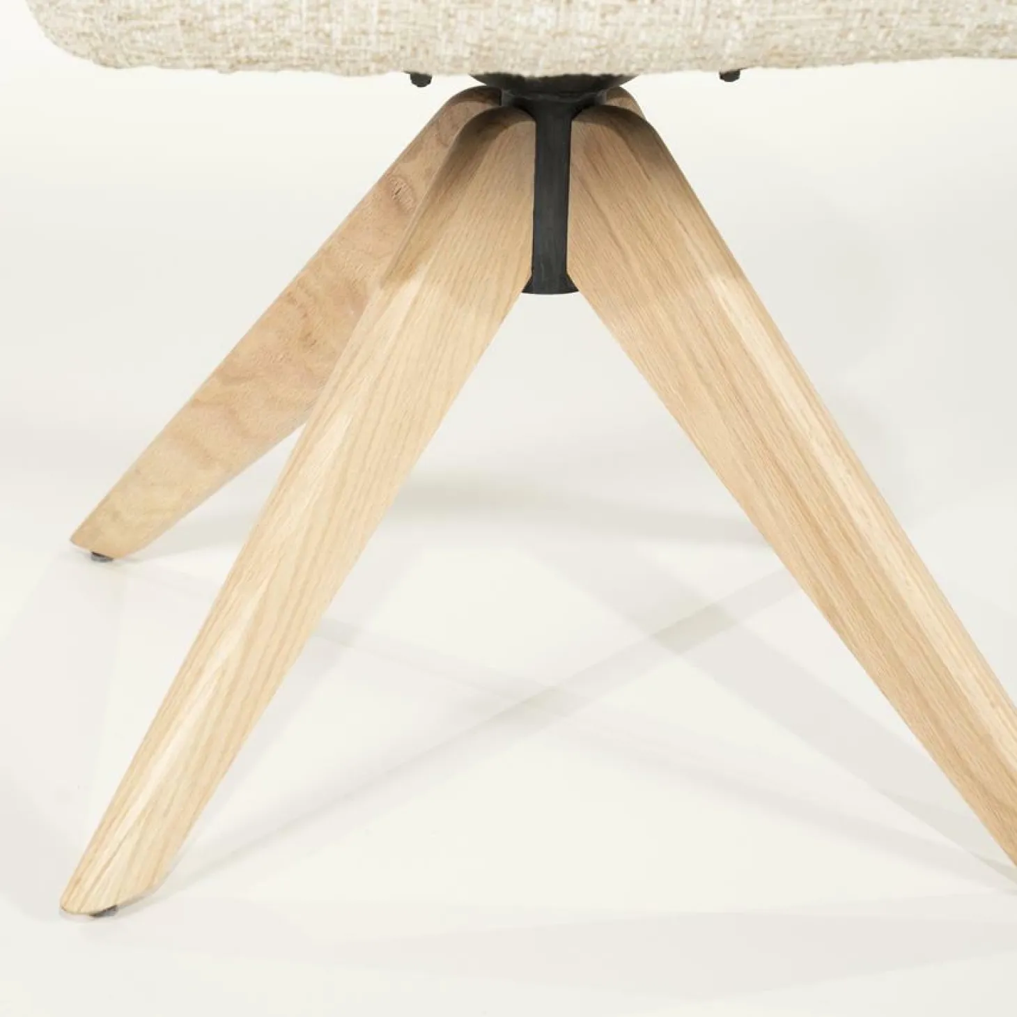 Draaibare Eetkamerstoel Connor Eiken onderstel kleur Beige - Loft24.nl