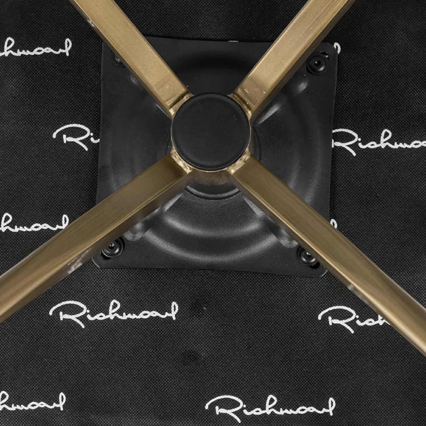 Draaibare Eetkamerstoel Dakota Met armleuning Chenille kleur Beige - Loft24.nl