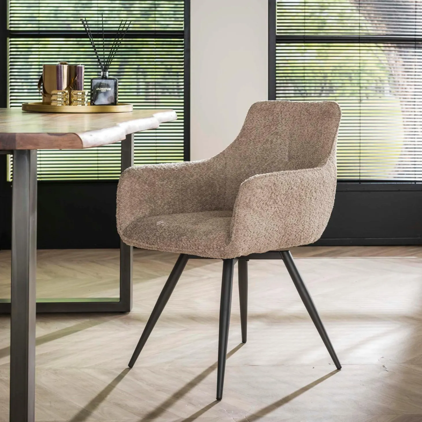 Draaibare Eetkamerstoel Lara - Bouclé Zand - Loft24.nl