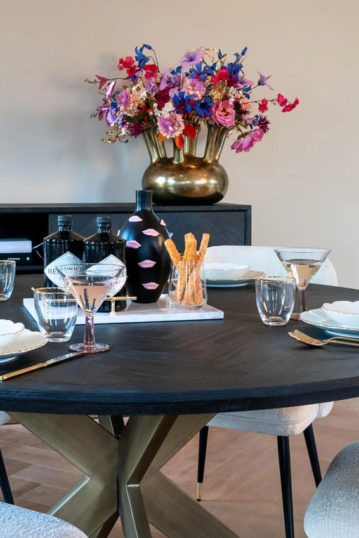 Ronde Eettafel Blackbone Ø140 cm met geborsteld gouden spinpoot - Zwart - Loft24.nl