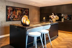 Vaas Kisses Resin kleur Zwart/Roze - Loft24.nl